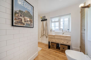 Family shower room- click for photo gallery